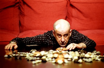 Toni Servillo joue Tony, crooner arrogant