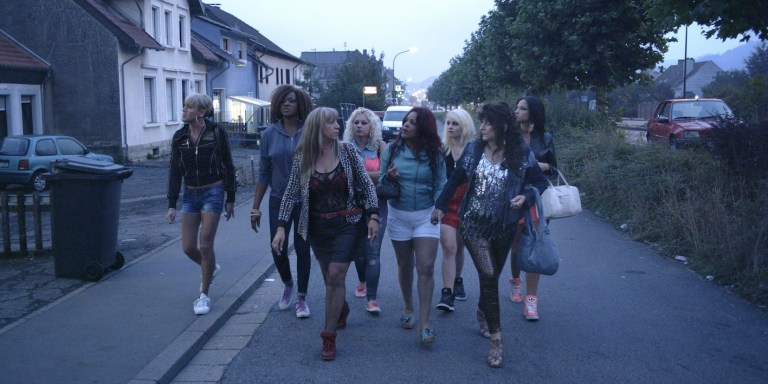 PG005 Filles dans la rue-etalo