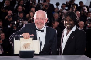 Jacques Audiard (Palme d'Or pour le film "Dheepan") avec l'acteur du film Jesuthasan Antonythasan - Photocall de la remise des palmes du 68 ème Festival du film de Cannes, à Cannes le 24 mai 2014.