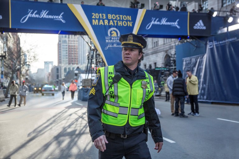 Der Dienst beim Boston Marathon scheint für Sgt. Tommy Saunders (Mark Wahlberg) auch dieses Jahr ein ruhiger Routinetag zu werden.