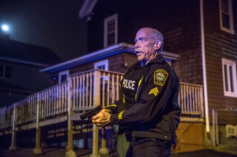 Für Sergeant Jeffrey Pugliese (J.K. Simmons) ist es eine Frage der Ehre, die Attentäter auch unter Einsatz seines Lebens zu stellen